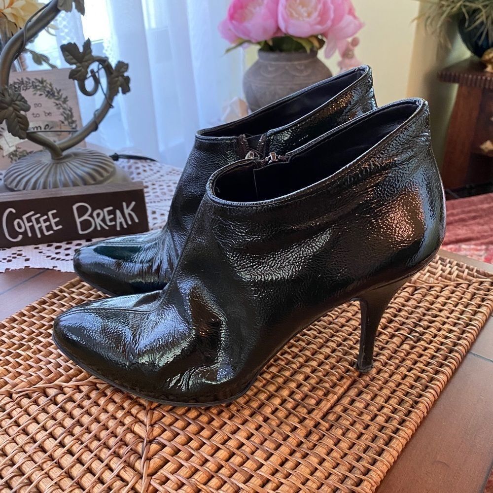 Sz 9 Olive Green Patent Leather Heeled Booties EUC